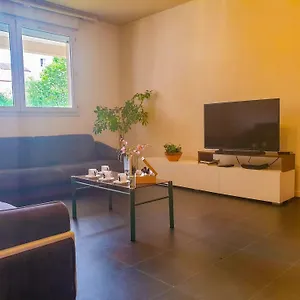 Paisible Et Spacieux Au Calme Proche Metro Limitrophe De Lyon Appartement